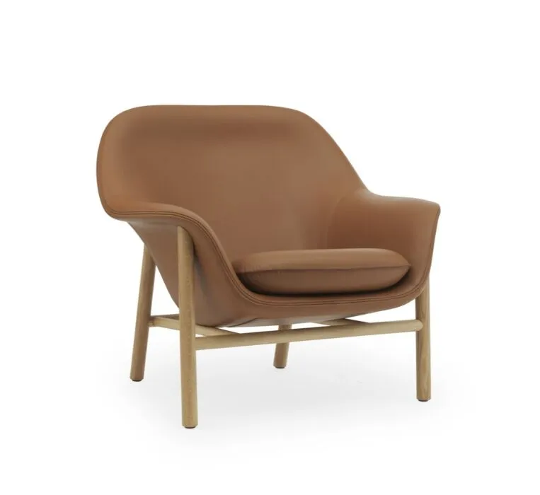 Normann Copenhagen Drape lounge fauteuil laag- eiken onderstel-leer Weekendaanbieding