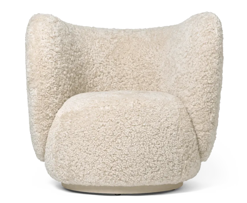 Op = Op Ferm Living Rico fauteuil stof Sheepskin Moonlight