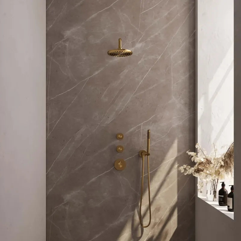 Brauer Gold Carving complete inbouw regendouche set 03 met 20cm douchekop, gebogen muurarm en staafhanddouche geborsteld messing PVD Direct Beschikbaar