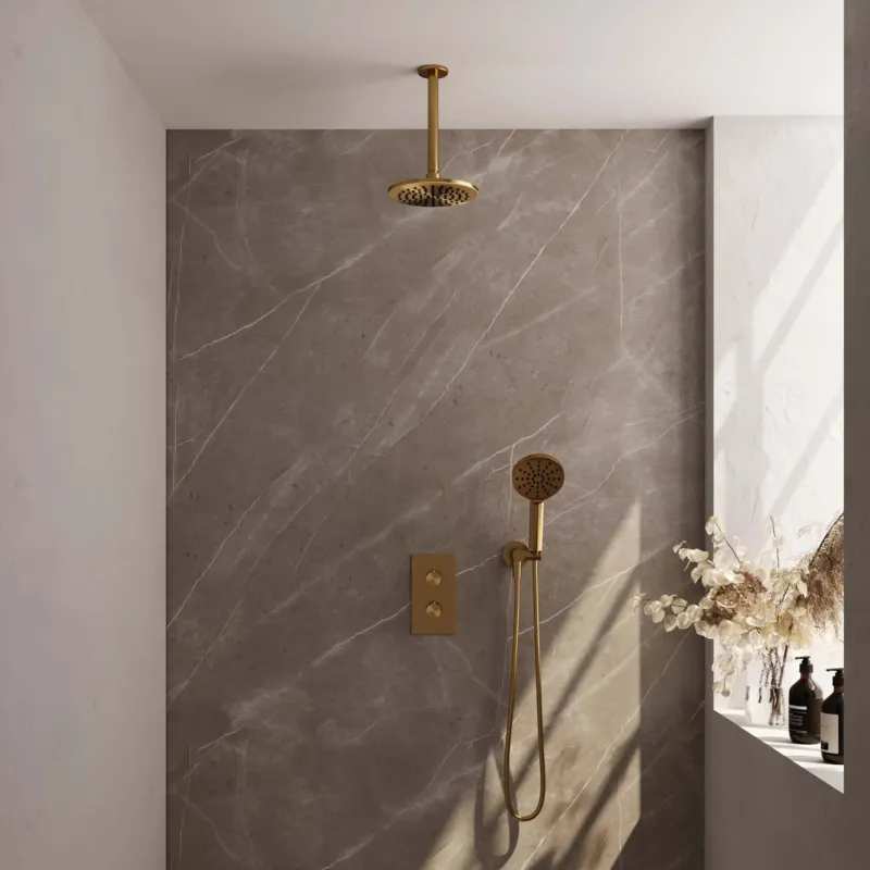 Brauer Gold Carving complete inbouw regendouche set 35 met 20cm douchekop, plafondarm en 3 standen handdouche geborsteld messing PVD Voordeelprijs
