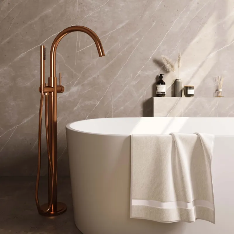 Brauer Copper Carving vrijstaande badmengkraan met staafhanddouche geborsteld koper PVD Koop Vandaag