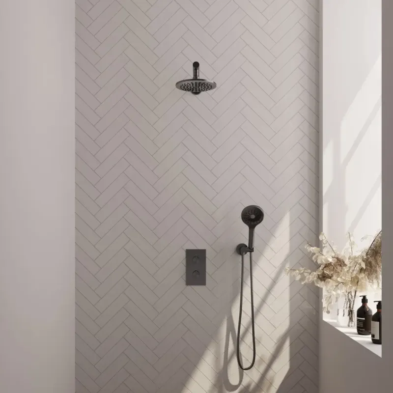 Brauer Gunmetal Carving complete inbouw regendouche set 31 met 20cm douchekop, rechte muurarm en 3 standen handdouche gunmetal geborsteld PVD Bestel Nu